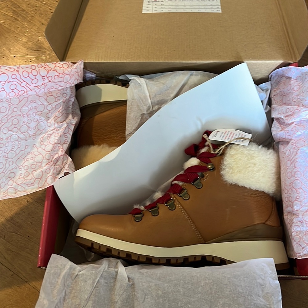 NIB Leather winter lace up ankle boots with red laces. BIONICA